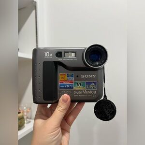 Vintage SONY Digital Mavica MVC-FD73 Camera — Battery Included — NOT TESTED